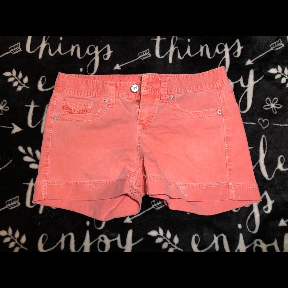 Gorgeous coral shorts 🌺